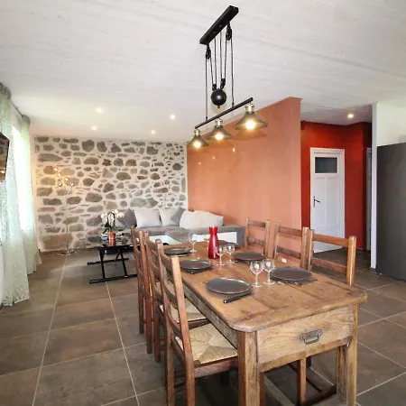 Holiday home Maison Renovee Au Coeur Du Cantal, Animaux Acceptes - Fr-1-742-469 *